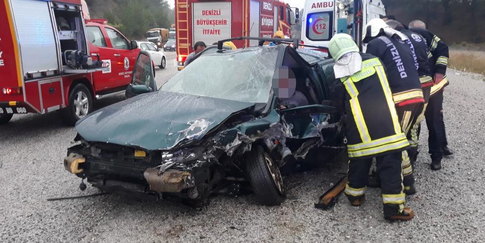 Denizli'nin Pamukkale ilçesinde, iki otomobilin çarpışması sonucu 1'i ağır 2 kişi yaralandı.
 ( Denizli Büyükşehir Belediyesi İtfaiye - Anadolu Ajansı )