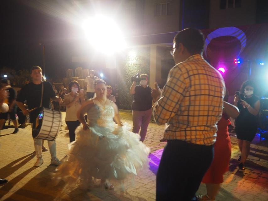 Aydın'ın Nazilli ilçesinde gelinlik giymeyi hayal eden down sendromlu Hande Çetin için temsili düğün yapıldı.