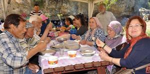 Karacasu’nun Yukarı Görle Mahalle’inde her yıl yapılan geleneksel Çiletir Tekkesi keşkek hayrı yapıldı.