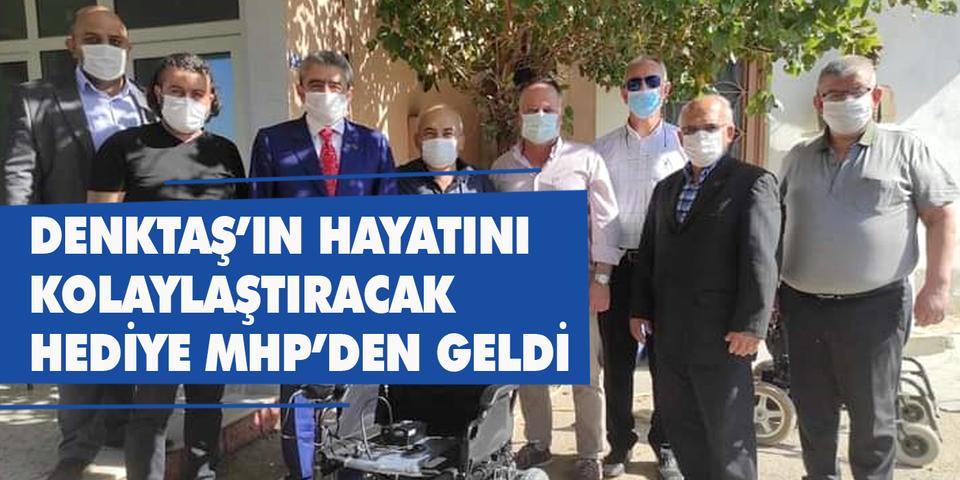 Milliyetçi Hareket Partisi (MHP) Aydın İl Başkanı Haluk Alıcık ve yönetimi, diyabet hastalığı nedeniyle iki ayağını da kaybeden 57 yaşındaki Aydın Denktaş’a akülü araba hediye etti.