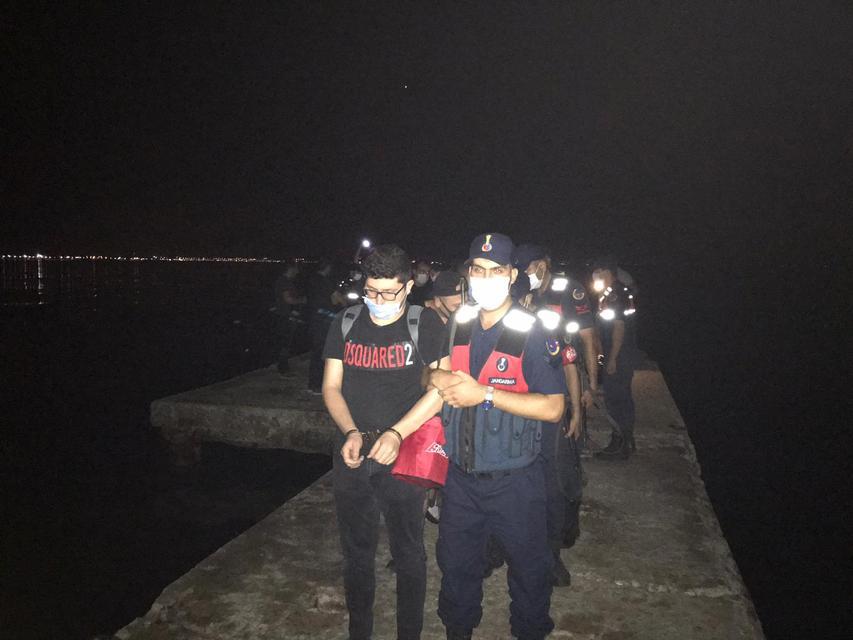 İzmir'in Seferihisar ilçesinde sürat teknesiyle Yunanistan'a kaçmaya çalışan, aralarında Fetullahçı Terör Örgütü (FETÖ) üyesi olduğu iddiasıyla aranan 4 şüpheli ile bu suçtan yargılanan 5 sanığın da olduğu 18 kişi yakalandı.  ( Jandarma Genel Komutanlığı - Anadolu Ajansı )