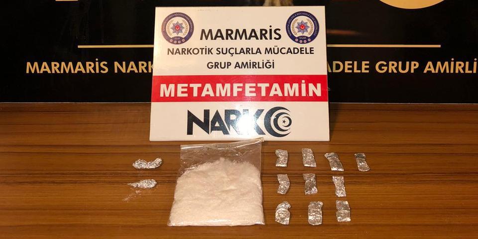 Muğla'nın Fethiye ve Marmaris ilçesinde düzenlenen uyuşturucu operasyonda 2 şüpheli, gözaltına alındı. Operasyonda bir miktar uyuşturucu madde ele geçirildi.