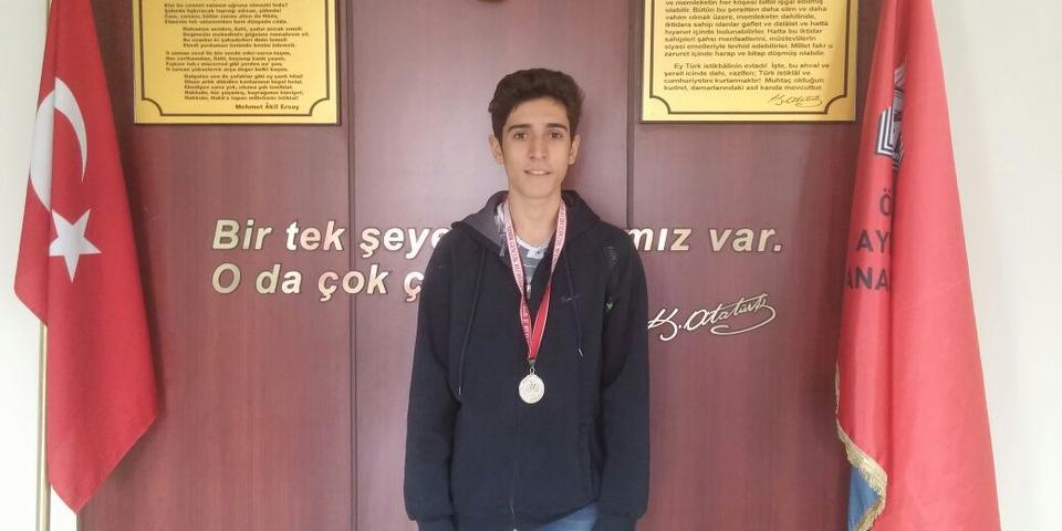 Wushu Sporu, Sanda dalında katıldığı Ege Şampiyonası'nda gümüş madalya kazanan Aydın Koleji öğrencisi Berk Güler, Aydın ve okuduğu okul olan Aydın Koleji'nin gururu oldu.