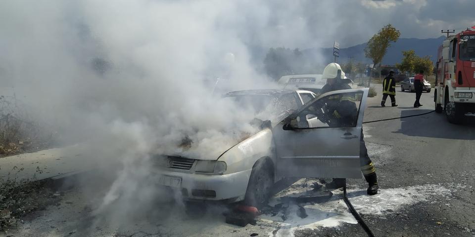 Denizli'nin Merkezefendi ilçesinde seyir halindeyken yanan otomobil kullanılamaz hale geldi. ( Denizli Büyükşehir Belediyesi İtfaiye - Anadolu Ajansı )