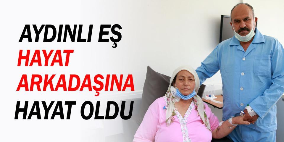 Aydın'da, diyaliz hastası 57 yaşındaki Ayşe Oruç (solda), 30 yıllık hayat arkadaşından (sağda) alınan böbrekle yaşama yeniden bağlandı. ( Ferdi Uzun - Anadolu Ajansı )
