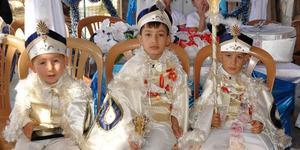 Karacasu'nun tanınmış esnaflarından Mustafa Gümüş ile Hanife Gümüş çiftinin oğulları Mehmet Ali, Fatih ve Murat yapılan sünnet töreni ile erkekliğe adım attı.