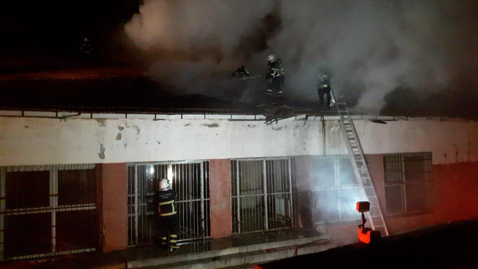Aydın’ın Efeler ilçesinde yıkım kararı bulunan ilkokulun spor salonunun çatısında çıkan yangın itfaiye ekiplerince söndürüldü. ( İtfaiye - Anadolu Ajansı )