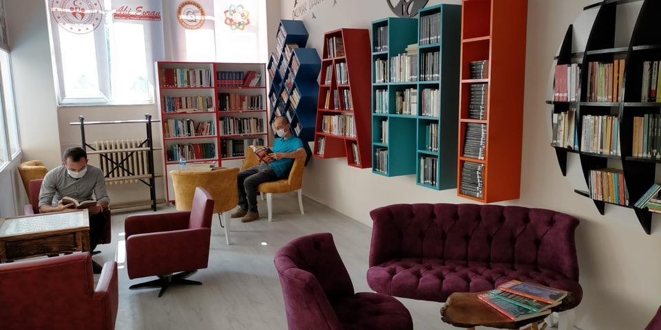 Manisa'nın Demirci ilçesinde "Kütüphanesiz Okul Kalmasın" projesi ile kütüphanesi bulunmayan 9 okula çağdaş görünümlü kütüphane kazandırıldı. ( Nurullah Kalay - Anadolu Ajansı )
