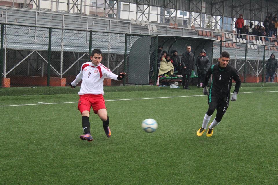 Mücadelenin ilk yarısı 2-0 Efeler Anadolu Lisesi üstünlüğü ile sonuçlandı.