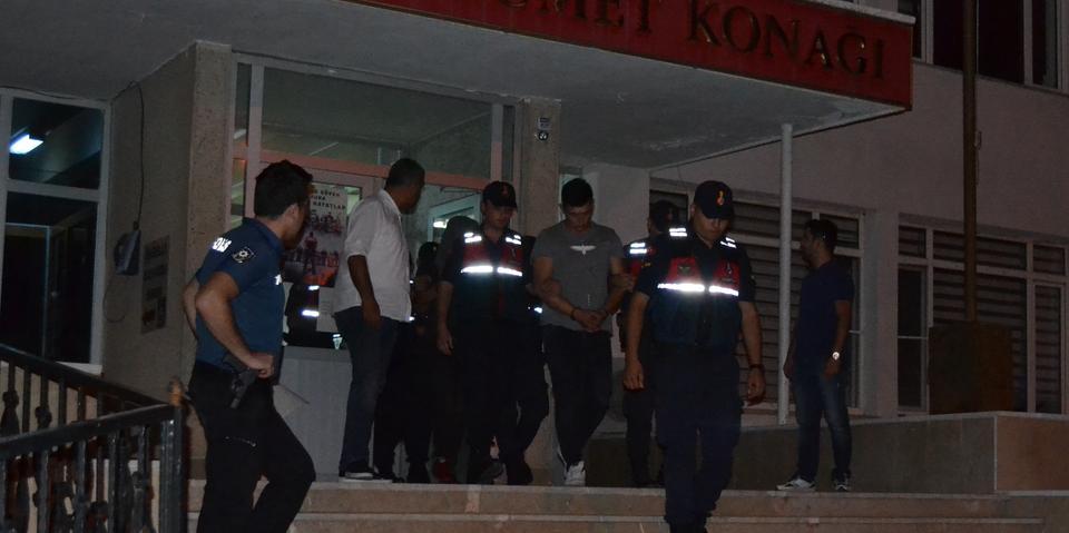 Denizli'nin Çal ilçesinde düzenlenen uyuşturucu operasyonunda gözaltına alınan 8 kişiden 3'ü tutuklandı. ( Ahmet Kara - Anadolu Ajansı )