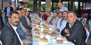 Karacasu Belediyesinin bu yıl 5.sini düzenlediği iftar yemeğine ev sahipliği yapan belediye Başkanı Mustafa Büyükyapıcı, tek tek masaları dolaşıp hayırlı Ramazanlar diledi.