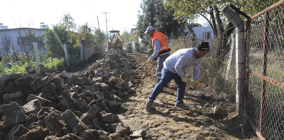 Efeler Belediyesi Fen İşleri Müdürlüğü ekipleri, Serçeköy Mahallesi’nde yol yenileme çalışmasına başladı.