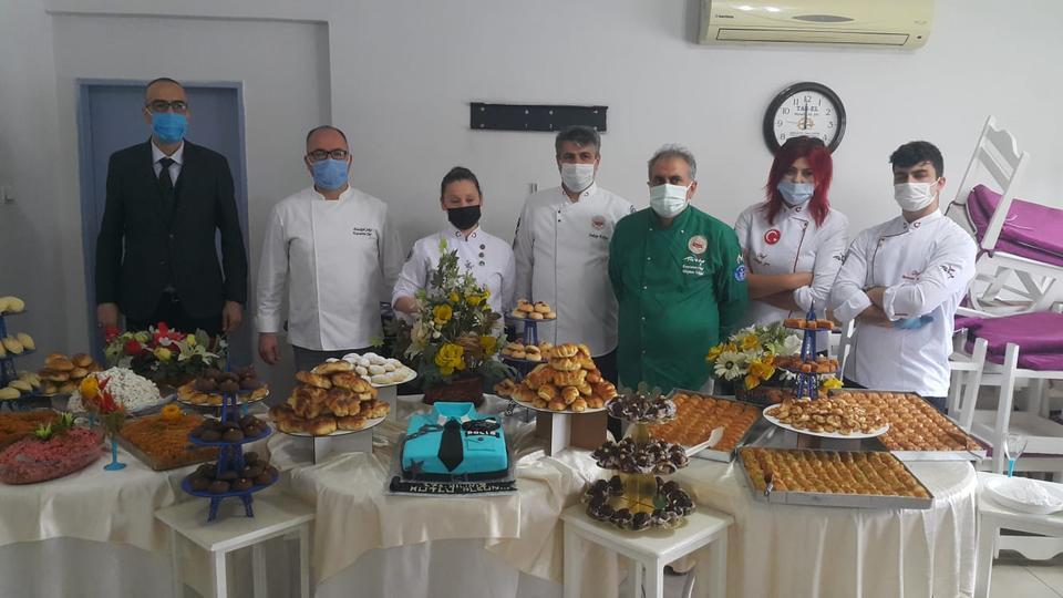 Aydın'ın Söke ilçesinde aşçı ve yemek şefleri, Polis Haftası kapsamında hazırladıkları pastayı polislere ikram etti. ( Musa Ölmez - Anadolu Ajansı )