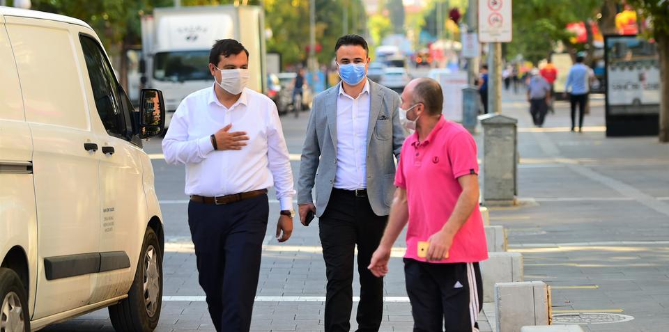 Uşak Belediye Başkanı Mehmet Çakın (solda), "Avrupa Hareketlilik Haftası" kapsamında farkındalık oluşturmak amacıyla Cumhuriyet Mahallesi'ndeki evinden mesaiye yürüyerek geldi.  ( Uşak Belediyesi - Anadolu Ajansı )