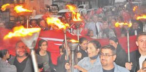 Karacasu Belediyesi’nin organizasyonunda düzenlenen yürüyüşte gökyüzünü havai fişekler, ilçe sokaklarını ise meşaleler aydınlattı.