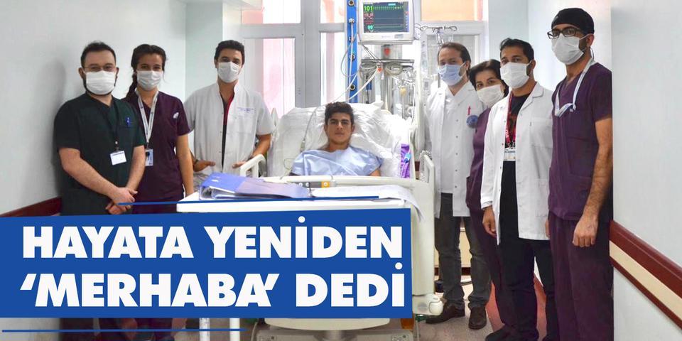 Aydın’da sanayi elektriğine kapılan 17 yaşındaki Berzan Özkaya, ADÜ  Hastanesi Acil Yoğun Bakım Ünitesinde yapılan girişimler ve tedaviler sonucu bilincinin açılmasının ardından bir haftadan kısa süre içinde normal yaşamsal fonksiyonlara kavuşarak hastaneden taburcu edildi.