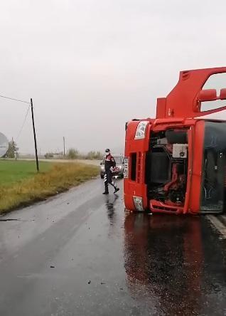 Nazilli-Bozdoğan kara yolu üzerinde gerçekleşen kazada kömür yüklü TIR devrildi, sürücü yaralandı.