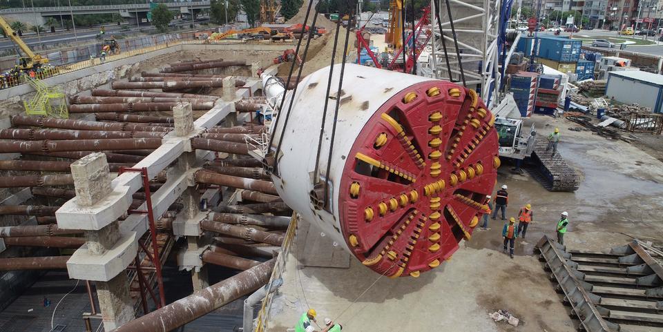 İzmir Büyükşehir Belediyesi'nin yapımını sürdürdüğü Narlıdere metrosunda kazı çalışmalarına hız kazandıracak TBM adı verilen iki dev tünel açma makinesinden ilki yeraltına indirildi. ( İzmir Büyükşehir Belediyesi - Anadolu Ajansı )