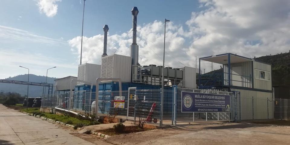Muğla Büyükşehir Belediyesi, düzenli depolama sahasında toplanan evsel atıktan oluşan metan gazını elektrik enerjisine dönüştürerek, 2 yılda 215 bin konutu aydınlatan elektrik enerjisi üretti.  ( Büyükşehir Belediyesi - Anadolu Ajansı )