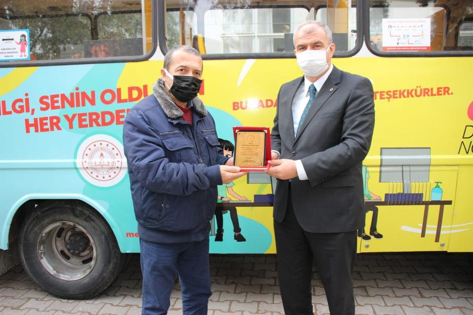 Aydın İl Milli Eğitim Müdürü Seyfullah Okumuş, Gezici EBA Destek Araçlarının tefrişatına destek veren hayırseverlere teşekkür plaketi takdim etti.