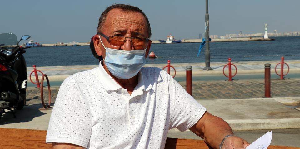 İzmir'in Çeşme ilçesinde yaşayan 73 yaşındaki emekli Mehmet Öztürk, kredi kartı bilgilerini ele geçiren ve telefon numarasını değiştiren dolandırıcıların kartından 15 bin liralık alışveriş yaptığını öne sürerek, savcılığa suç duyurusunda bulundu.