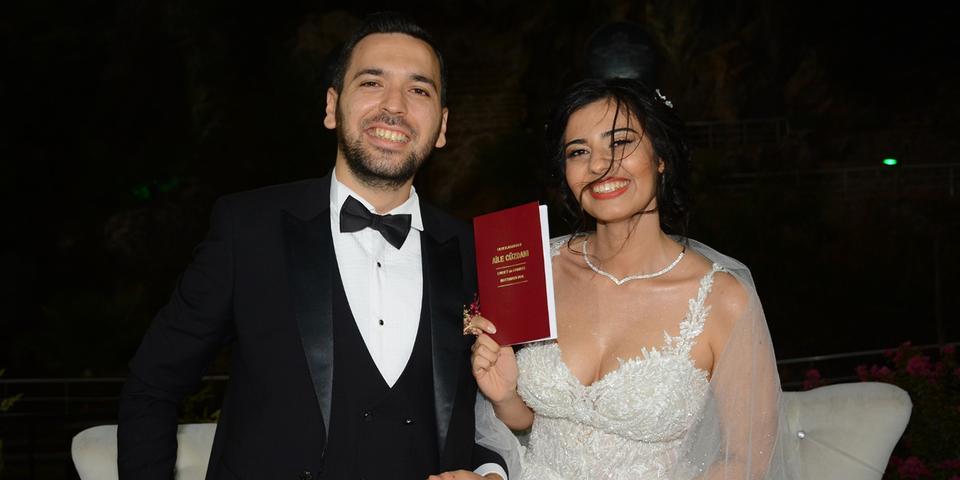Sökeli avukat Özge Tanrıöver ile Malatyalı yazılım mühendisi Tillo Arif Özdemir, Söke'de yapılan nikah ve düğün töreni ile dünya evine girdi.