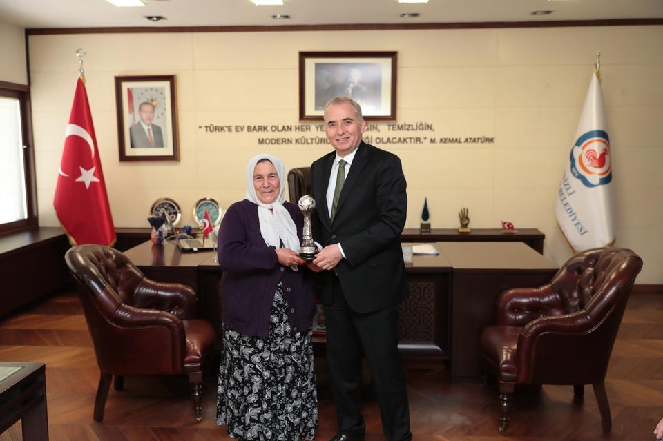 Cumhurbaşkanı Recep Tayyip Erdoğan’dan UNESCO Yaşayan İnsan Hazinesi ödülü alan sipsi ustası Halime Özke, Denizli Büyükşehir Belediye Başkanı Osman Zolan’ı ziyaret etti.