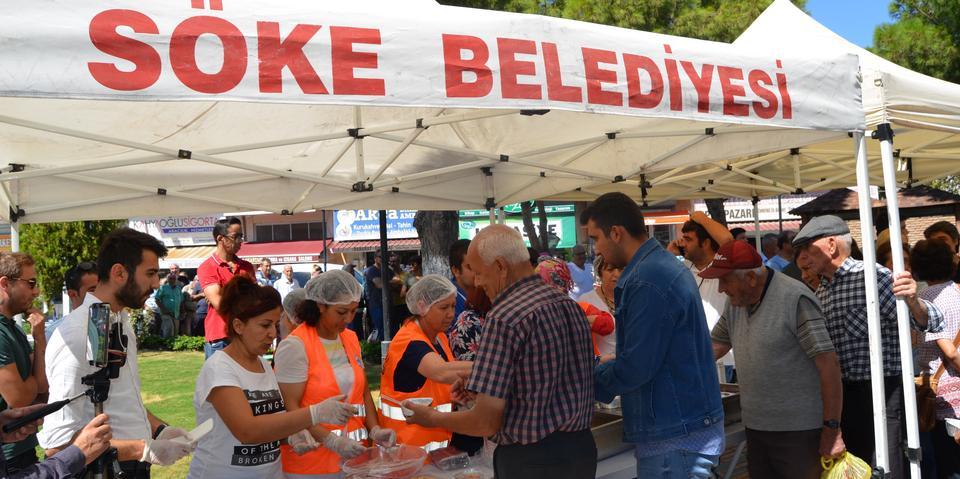 Söke Belediyesi tarafından yaklaşık  bin 500 kişiye aşure dağıtımı yapıldı. ( Musa Ölmez - Anadolu Ajansı )