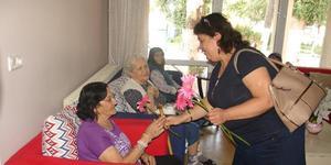 AK Partili kadınlar huzurevinde yaşlıları ziyaret etti, çiçek verdi.