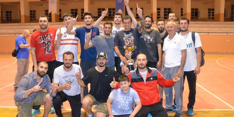 Dereceye giren kulüplere Aydın Basketbol İl Temsilcisi Ömer Görür, İl Hakemi ve Tesis Amiri Şerif Çakın tarafından kupaları takdim edildi.
