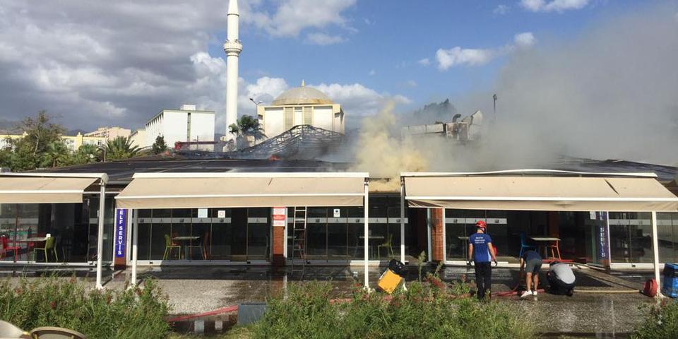 İzmir'in Karşıyaka ilçesindeki bir kafede çıkan yangın hasara neden oldu. ( Halil Fidan - Anadolu Ajansı )