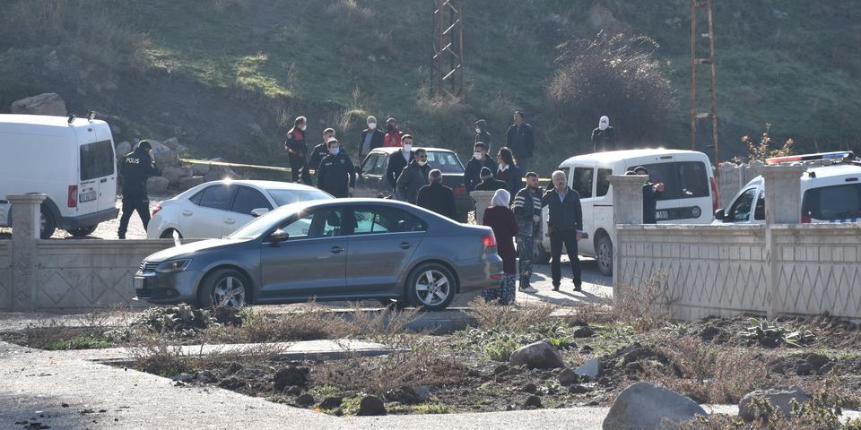 Afyonkarahisar'da iki grup arasında çıkan kavgada 1 kişi öldü, 7 kişi yaralandı.  ( Canan Tükelay - Anadolu Ajansı )