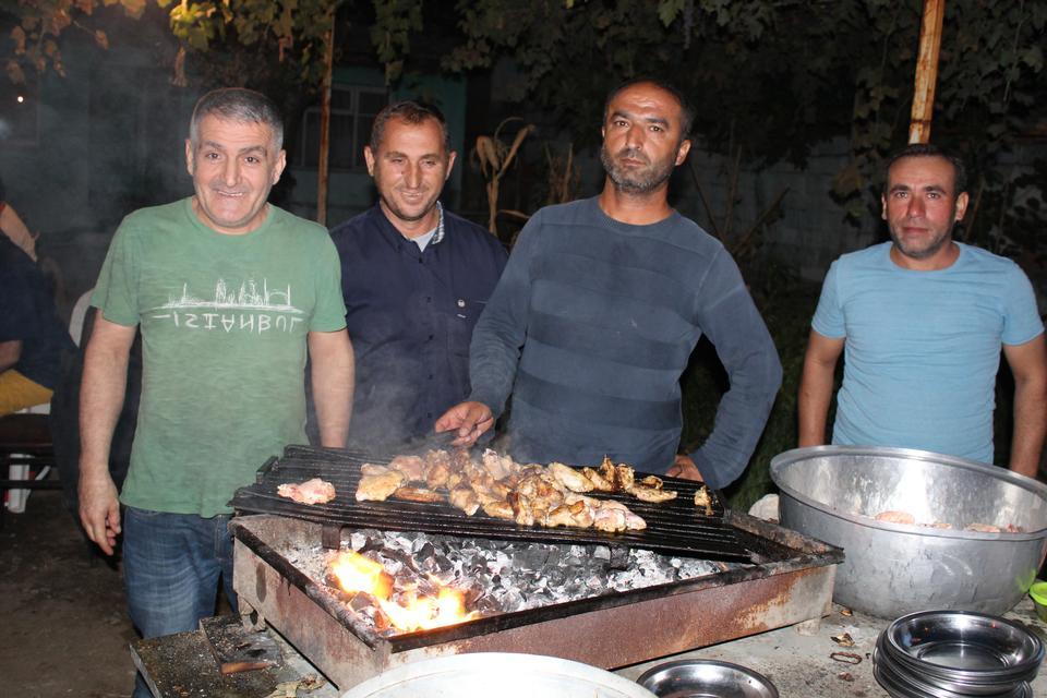 Çeştepe Belediyespor Kulüp Başkanı Cömert Boztepe (solda), futbolculara mangalı kendi elleriyle yaktı.
