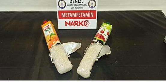 Denizli'de uyuşturucu operasyonunda yakalanan İran uyruklu 2 şüphelinin üzerindeki meyve suyu kutularından 930 gram metamfetamin çıktı. ( Denizli Emniyet Müdürlüğü   - Anadolu Ajansı )