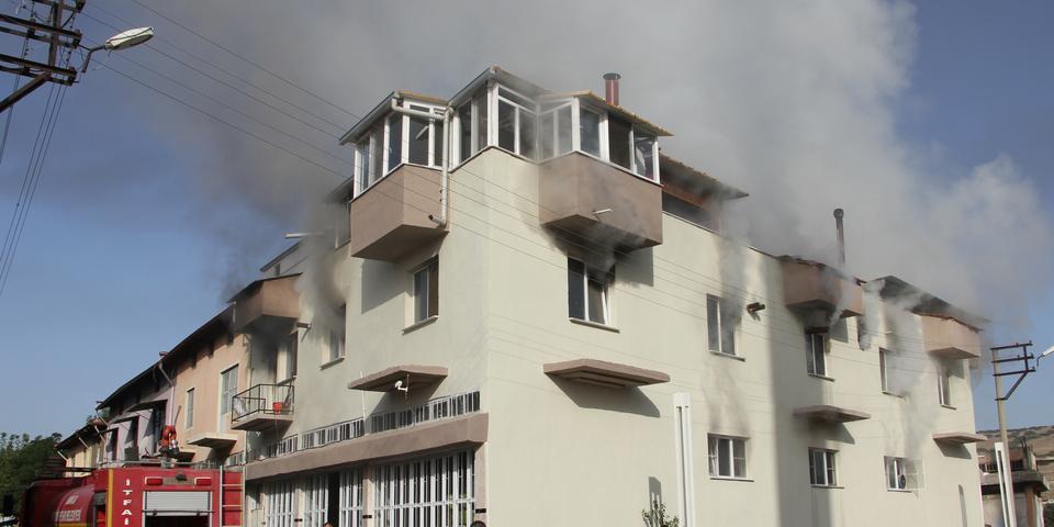 Manisa'nın Kula ilçesindeki kuruyemiş imalathanesinde çıkan yangın hasara yol açtı.   ( Kamil Altıparmak - Anadolu Ajansı )
