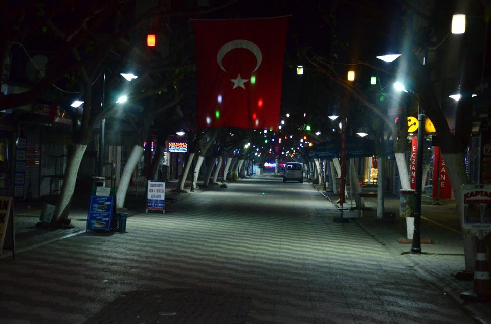 Kovid-19 tedbirleri kapsamında Türkiye genelinde sokağa çıkma kısıtlaması başladı. Aydın'ın İncirliova ilçesinde sokakların boş kaldığı gözlendi. ( Gökhan Düzyol - Anadolu Ajansı )