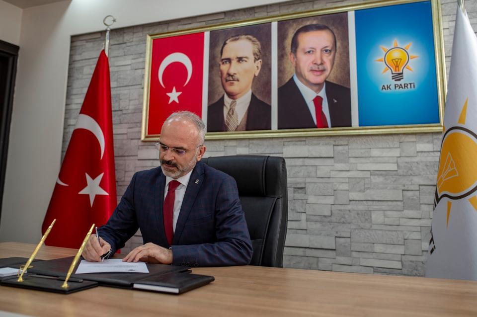 AK Parti Efeler İlçe Başkanı Hüsnü Elbir, “Necip Türk milleti tankların, topların önüne geçerek bu milleti kimsenin kirli elleriyle yıkamayacağını göstermiştir” dedi.