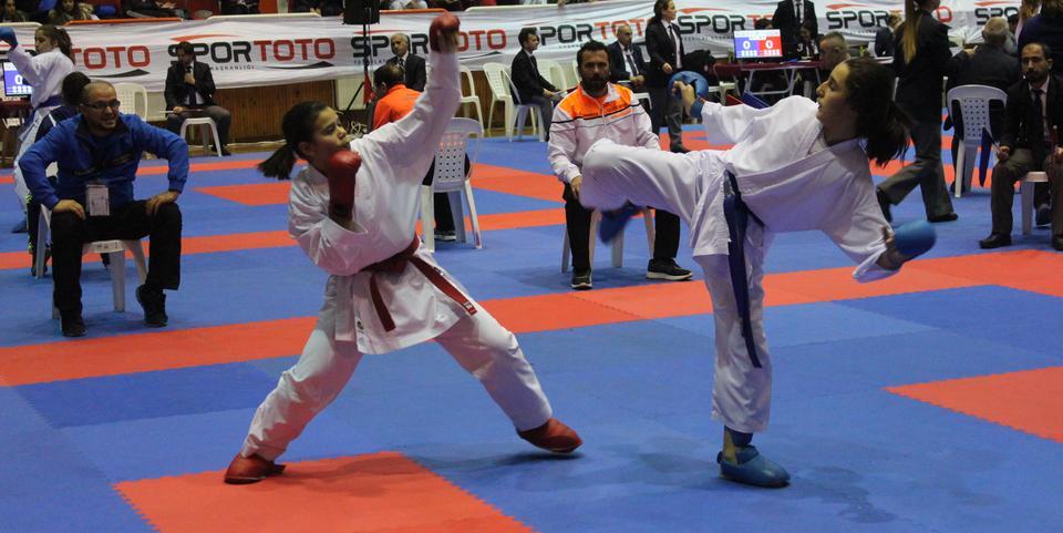 Karatede yılın son ulusal orgaznizasyonu olan 49 ilden bin 524 sporcunun katıldığı Ümit, Genç ve 21 Yaş Altı Karate Şampiyonası, Kuşadası'nın ev sahipliğinde başladı.