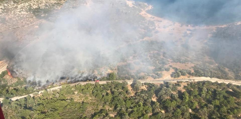 İzmir'in Urla ve Menemen ilçelerinde makilik alanlarda yangın çıktı. Balıklıova'daki yangına İzmir Orman Bölge Müdürlüğüne bağlı 1 helikopter ve 7 arazözle müdahale edilmeye başlandı. ( İzmir Orman Bölge Müdürlüğü - Anadolu Ajansı )