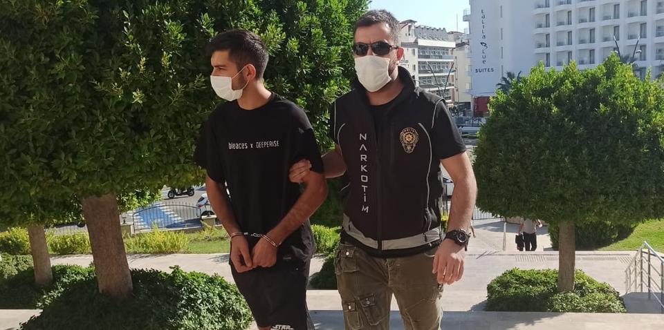 Muğla'nın Marmaris ilçesinde düzenlenen uyuşturucu operasyonunda gözaltına alınan zanlı tutuklandı. ( Emniyet Genel Müdürlüğü - Anadolu Ajansı )