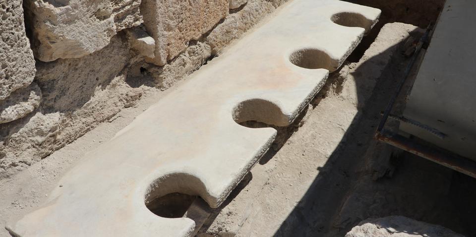 Denizli'nin Buldan ilçesindeki Tripolis Antik Kentinde gün yüzüne çıkarılan yaklaşık 2 bin yıllık 40 kişi kapasiteli umumi tuvalet, kanalizasyon ve temiz su sisteminin ziyaretçilerin ilgisini çekmesi bekleniyor. ( Sebahatdin Zeyrek - Anadolu Ajansı )
