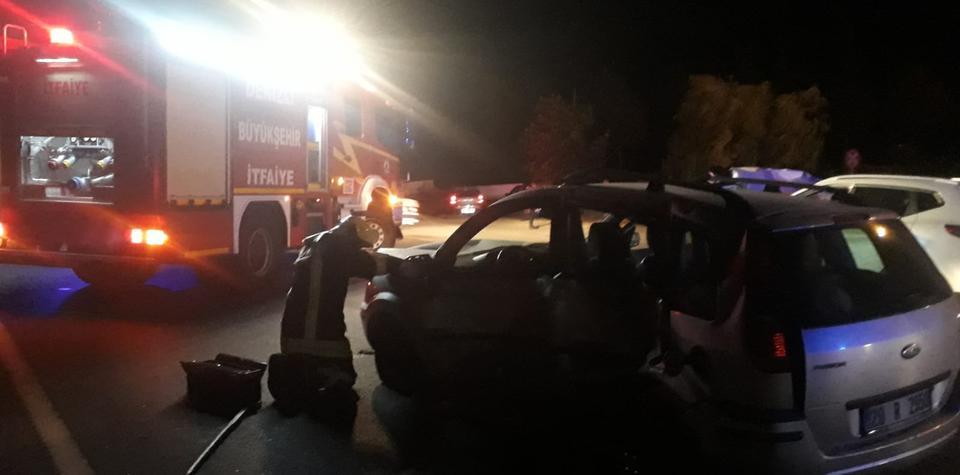 Denizli'nin Serinhisar ilçesinde iki otomobilin çarpışması sonucu 4'ü çocuk 11 kişi yaralandı.  ( Denizli İtfaiyesi   - Anadolu Ajansı )