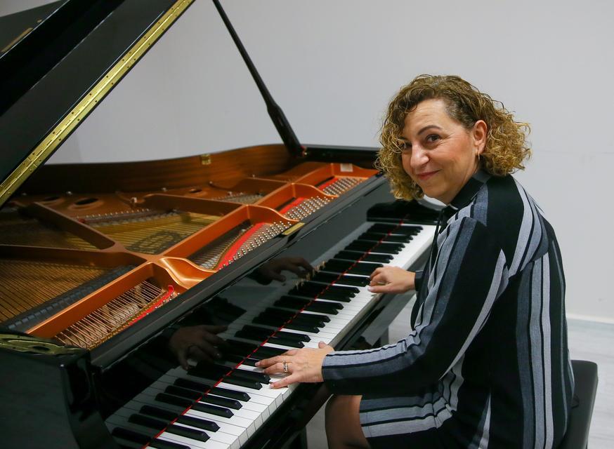 Dokuz Eylül Üniversitesi (DEÜ) Devlet Konservatuvarı Müdürü Prof. Ebru Güner Canbey, Türkiye'de kompozisyon ve orkestra şefliği ana sanat dalında yardımcı doçent, doçent unvanlarını alan ilk kadın olan ve kısa süre önce bu alanda ilk ve tek "profesör" unvanını kazanan kadın olmanın gururunu yaşıyor.   Ebru Güner Canbey, geçen yıl ağustos ayından bu yana Devlet Konservatuvarı Müdürlüğü görevini yürütüyor.  ( Halil Fidan - Anadolu Ajansı )