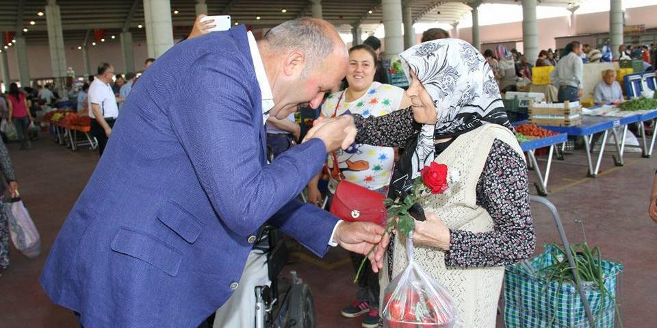 Kuyucak Belediye Başkanı Metin Ertürk, pazaryerinde çalışan ve alışveriş eden kadınların anneler gününü kutladı.