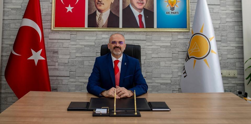 AK Parti Efeler İlçe Başkanı Hüsnü Elbir, “Necip Türk milleti tankların, topların önüne geçerek bu milleti kimsenin kirli elleriyle yıkamayacağını göstermiştir” dedi.