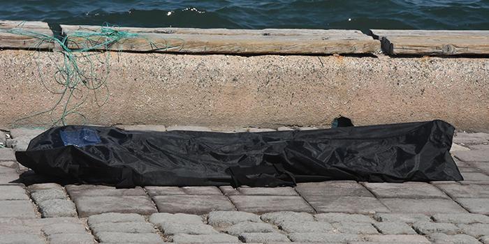 İzmir Alsancak'ta denizde erkek cesedi bulundu. Ceset, kimlik tespiti ve otopsi için Adli Tıp Kurumu'na gönderildi.