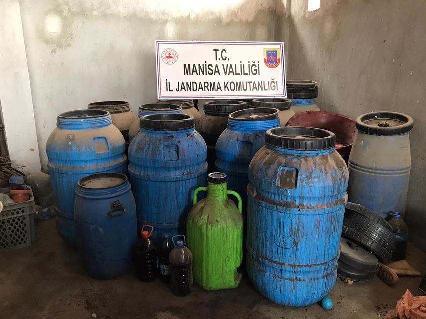 Manisa'nın Turgutlu ilçesinde yaklaşık 20 ton kaçak şarap ele geçirildi. Kaçak içki ürettiği tespit edilen 12 kişiye ait evlere düzenlenen eş zamanlı operasyonda, 20 tona yakın kaçak şarap ele geçirildi. ( Manisa İl Jandarma Komutanlığı - Anadolu Ajansı )