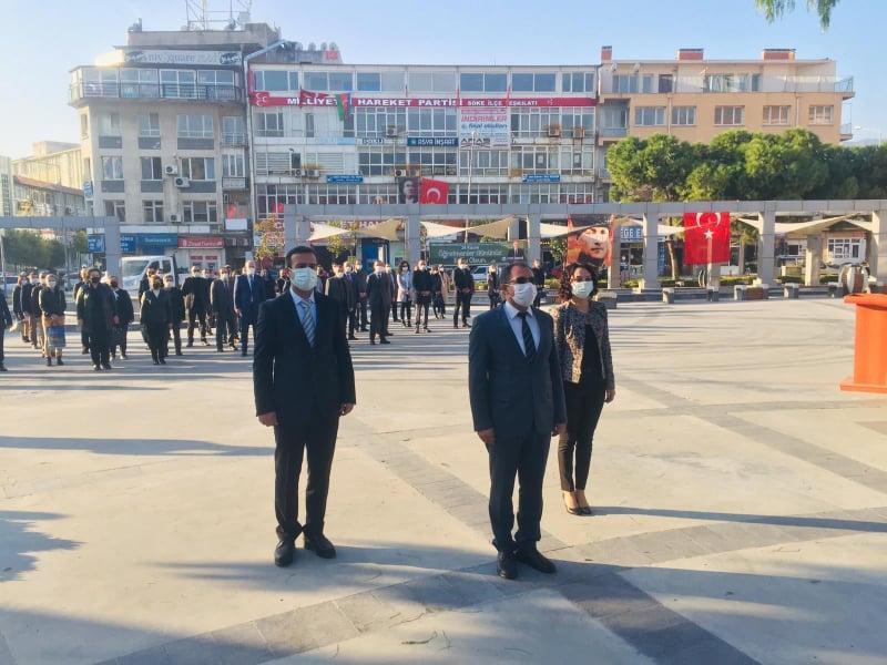 İlçe  Milli Eğitim Müdrdü Şerafettin Yapıcı Atatürk Anıtına  Çelenk sunup saygı duruşunda bulundu