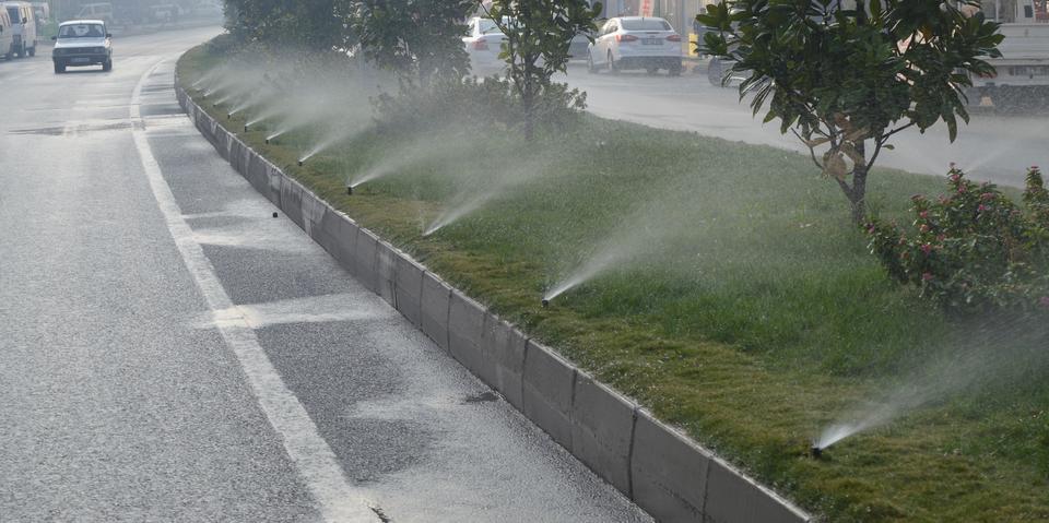 Çine Adnan Menderes Bulvarı orta refüjündeki bitkiler haftada iki kez sulanıyor.