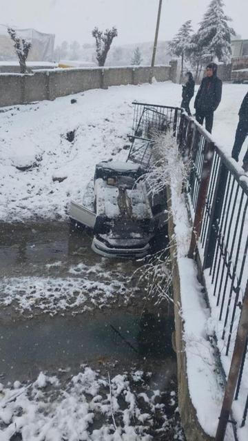 Otomobil köprüden düştü: 2 yaralı